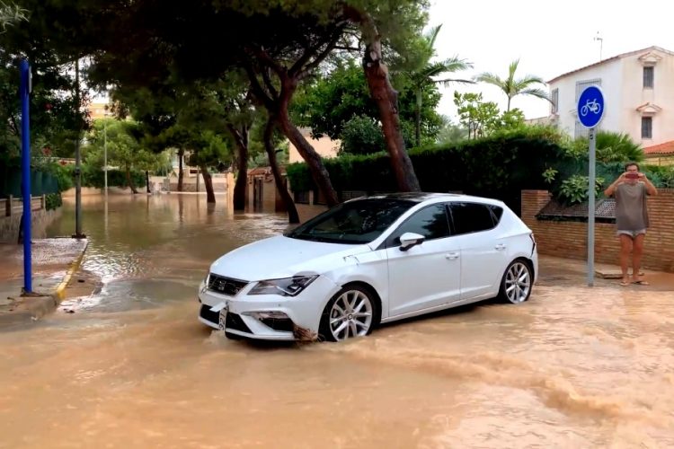 Сильное наводнение разрушило дома в городе Салоники