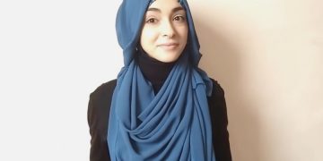 Девушку вынудили снять хиджаб в очереди на посадку