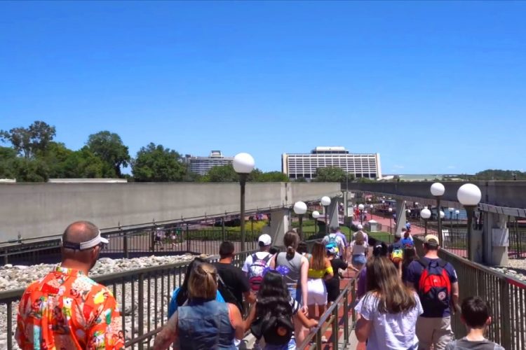 Сотрудники парка Дисней стабильно подвергаются насилию