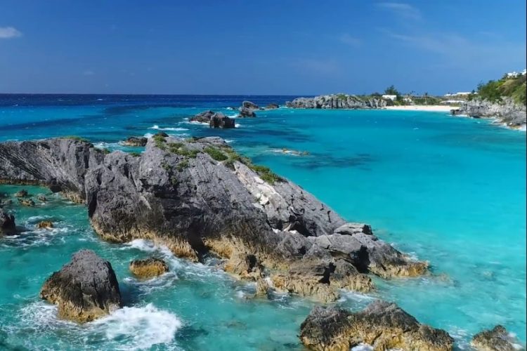 Бермудские острова открывают отели после урагана Умберто