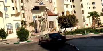 Работника отеля Royal Lagoons Aqua Park в Хургаде побили мухобойкой за сексуальные домогательства