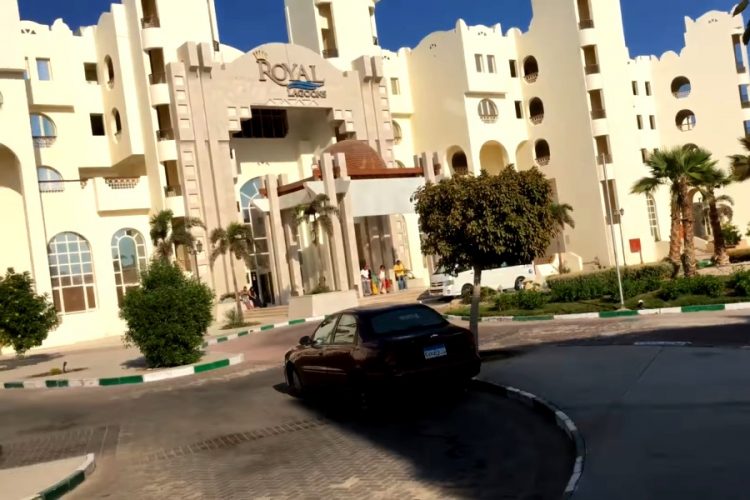 Работника отеля Royal Lagoons Aqua Park в Хургаде побили мухобойкой за сексуальные домогательства