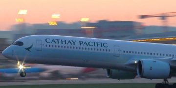 Cathay Pacific сокращает количество рейсов из-за протестов в Гонконге