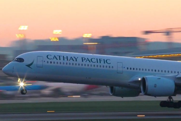 Cathay Pacific сокращает количество рейсов из-за протестов в Гонконге