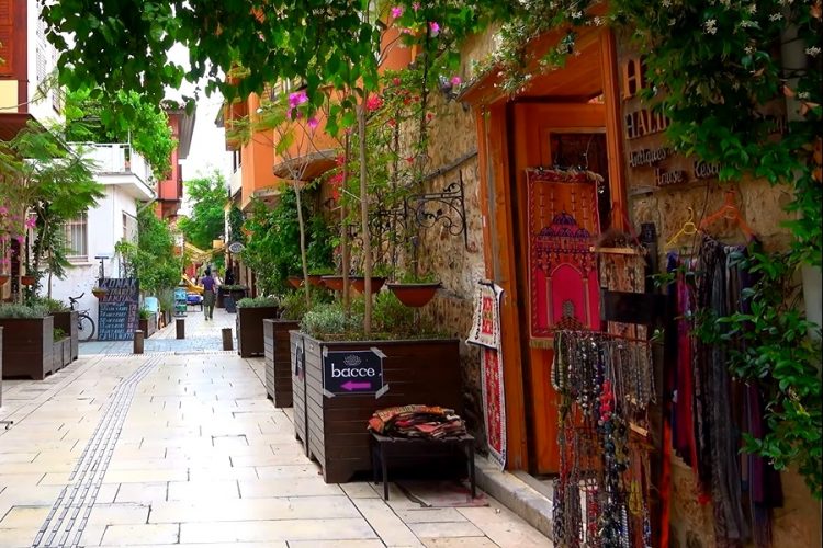 В отелях Анталии умерли двое туристов