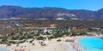 Паромы, которые связывают греческие острова, объявили забастовку