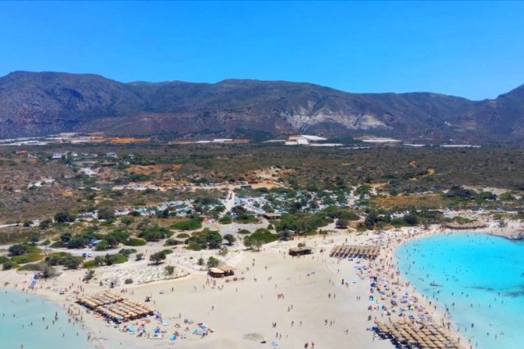 Паромы, которые связывают греческие острова, объявили забастовку