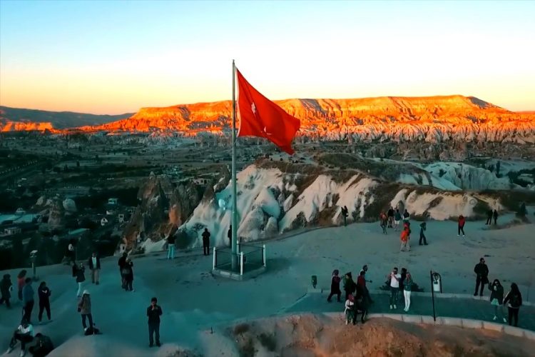 Произошло землетрясение в Стамбуле, пострадала мечеть