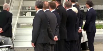 В честь церемонии прощания с экс-президентом прозвучали колокола в соборе Нотр-Дам