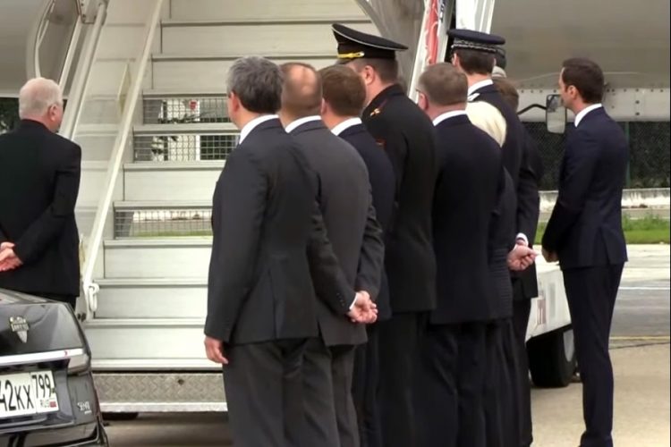 В честь церемонии прощания с экс-президентом прозвучали колокола в соборе Нотр-Дам