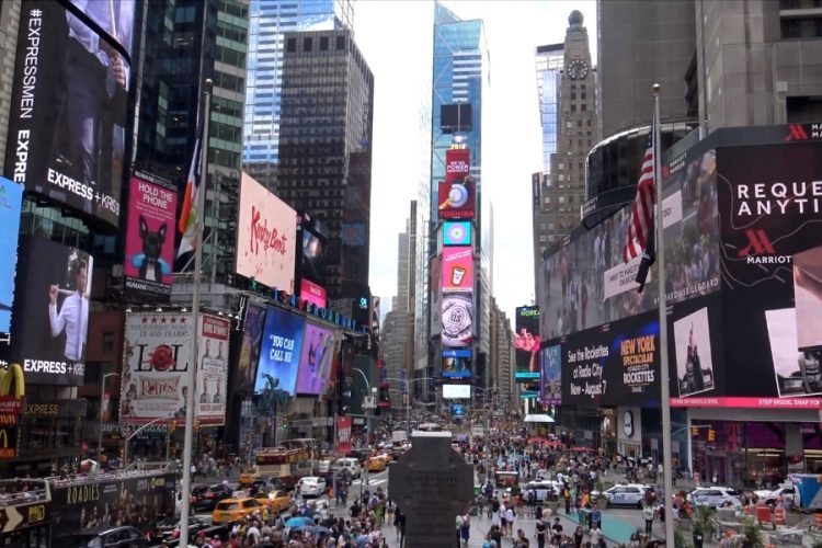 Костюмированные персонажи на Таймс-Сквер обвиняются в сексуальном насилии