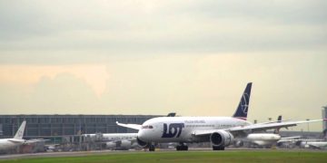 Директора Polish Airlines уволили за пост в соцсети