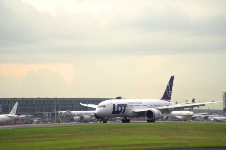 Директора Polish Airlines уволили за пост в соцсети