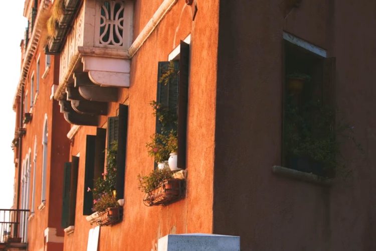 В Венеции туристам запретят курить на улицах