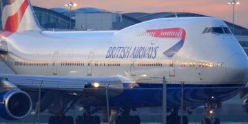 British Airways не пустили ребенка в самолет из-за комариных укусов