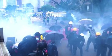 Аэропорт Гонконга просит протестующих не нападать на пассажиров