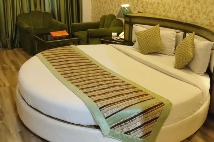 Отель Турции предлагает постояльцам побить посуду и технику