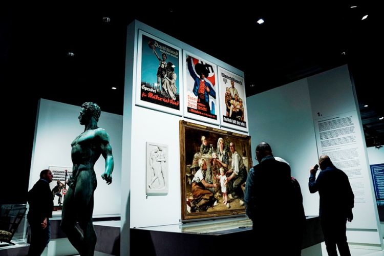 Голландский музей запретил фотографировать экспонаты на выставке образцов гитлеровского режима