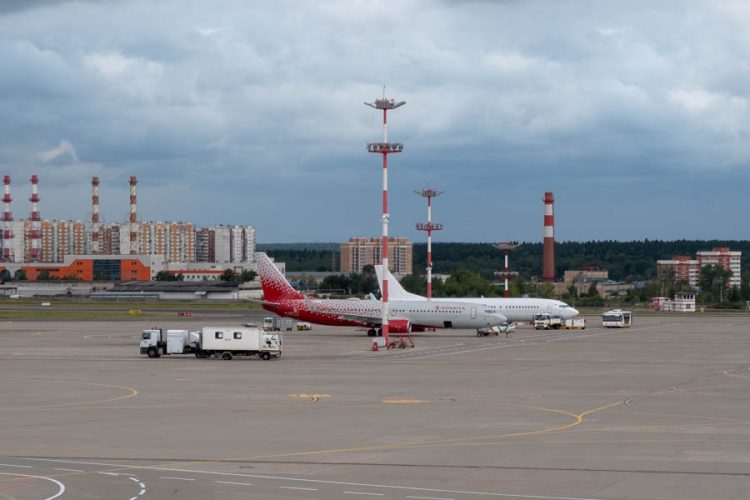 Исследование: пассажиры готовы платить компенсацию вреда от полетов, но не налоги