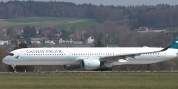 Cathay Pacific раздает сотрудникам билет эконом-класса