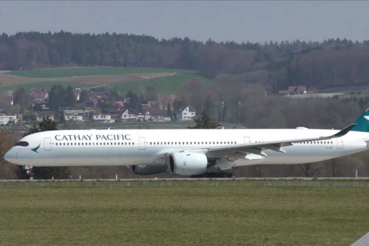 Cathay Pacific раздает сотрудникам билет эконом-класса