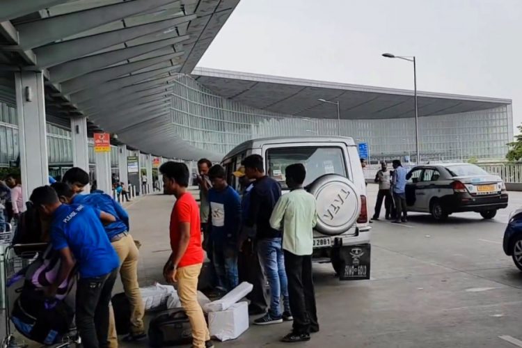 В индийском аэропорту инвалида заставили снять брюки