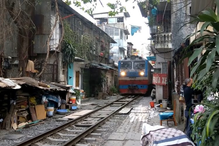 Кафе возле знаменитой ЖД дороги в Ханое закрывают из-за овертуризма