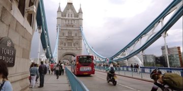 Пассажиры подрались с активистами-климатологами в Лондоне