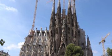 Демонстранты закрыли туристов в Храме Святого Семейства в Барселоне