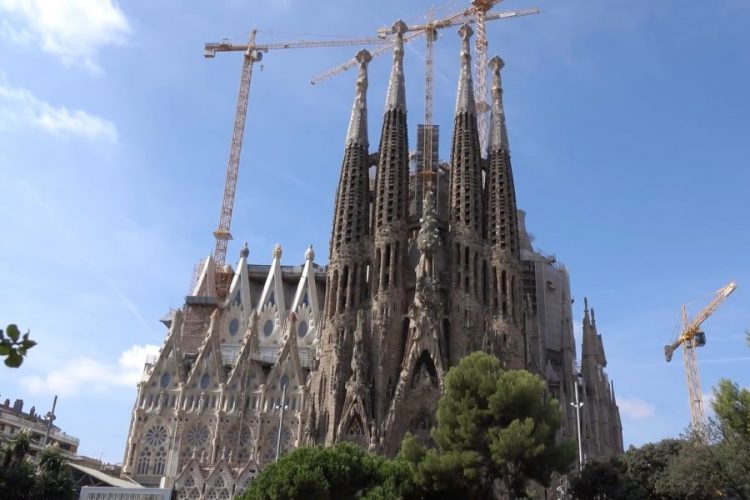 Демонстранты закрыли туристов в Храме Святого Семейства в Барселоне