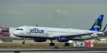 Сотрудница авиакомпании JetBlue обвиняется в мошенничестве