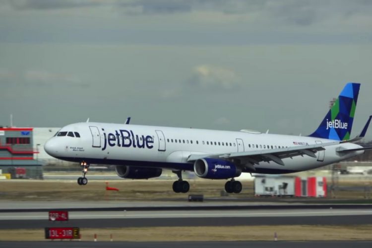 Сотрудница авиакомпании JetBlue обвиняется в мошенничестве