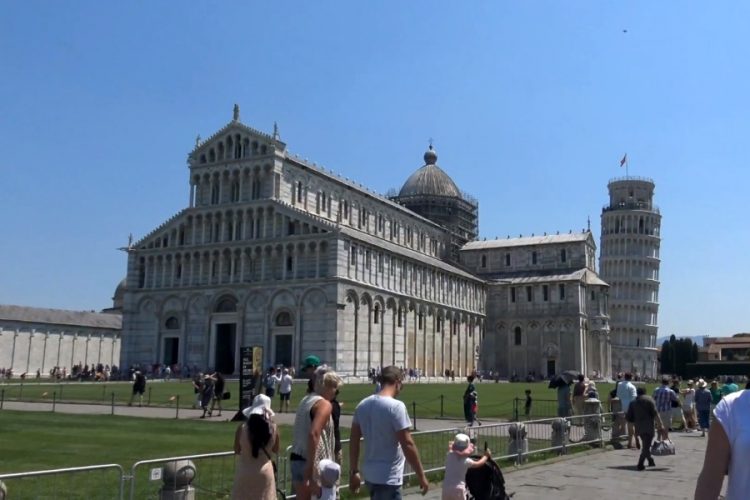 Американцы собирались нацарапать имена на Пизанской башне