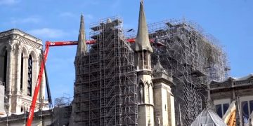 Расплавленные леса в соборе Нотр-Дам уберут "в ближайшее время"