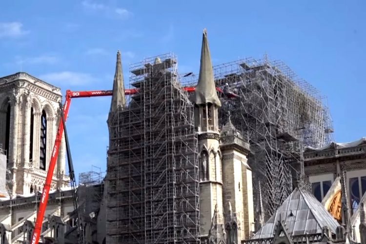 Расплавленные леса в соборе Нотр-Дам уберут "в ближайшее время"