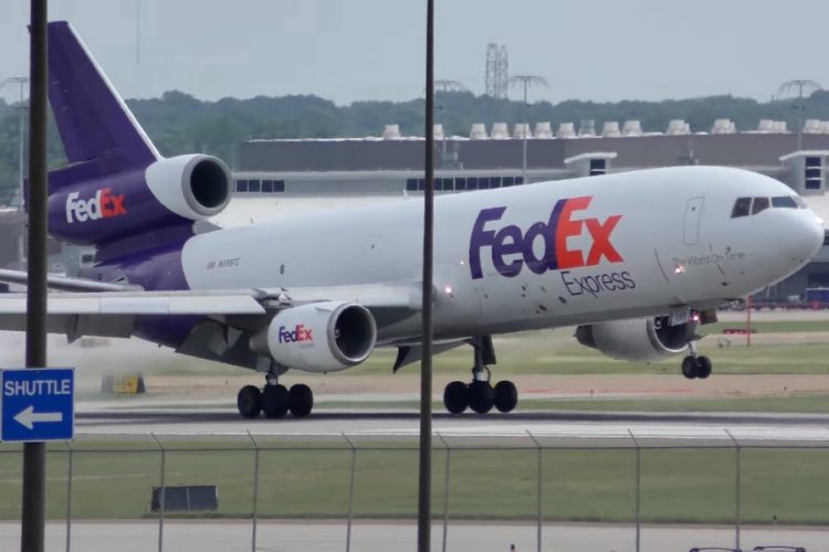 В штате Теннесси ветер поднял телетрап и бросил его на терминал