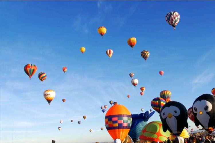 Во время фестиваля воздушных шаров в Альбукерке загорелась корзина летательного аппарата