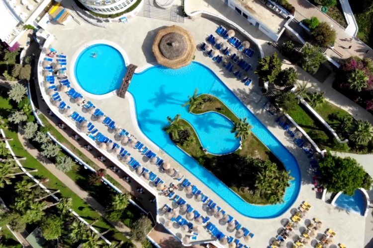 Туроператоры рассказали, как эвакуировали туристов на турецком курорте Бодрум