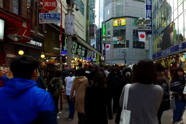 Фанаты не смогли вылететь из аэропорта Токио из-за тайфуна. Отменяют тысячи рейсов