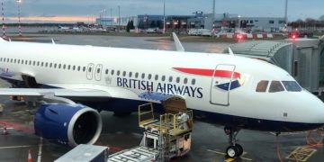 Протестующий вылез на крышу самолета British Airways в аэропорту Лондона