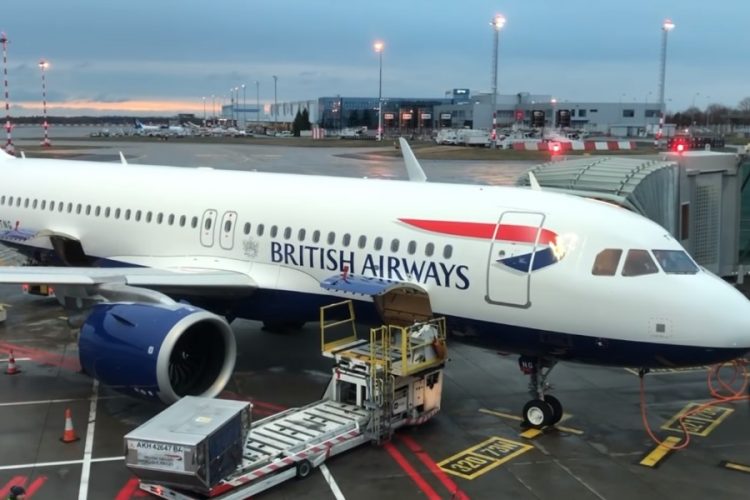 Протестующий вылез на крышу самолета British Airways в аэропорту Лондона