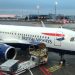 Протестующий вылез на крышу самолета British Airways в аэропорту Лондона