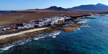 Туристы не смогли вылететь на Канарские острова из Шотландии - банкротства продолжаются?