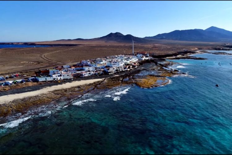 Туристы не смогли вылететь на Канарские острова из Шотландии - банкротства продолжаются?