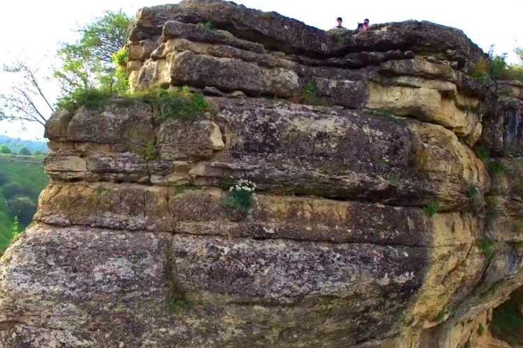 Британка упала со скалы и погибла на глазах у жениха