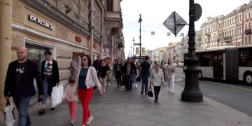 Кто разрешил продавать бесплатные электронные визы в Санкт-Петербург по 35 евро?