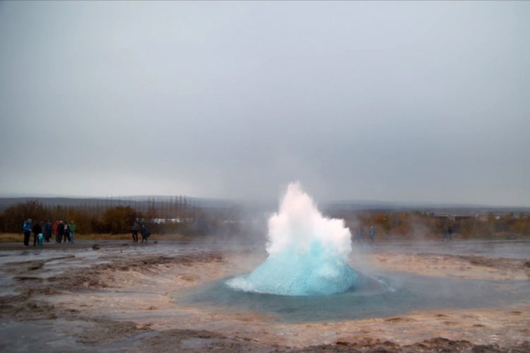 В Йеллоустонском национальном парке посетитель упал в гейзер
