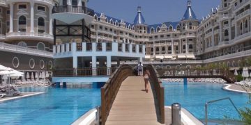 Маму погибшей в Турции девочки из РФ обвиняют в трагедии