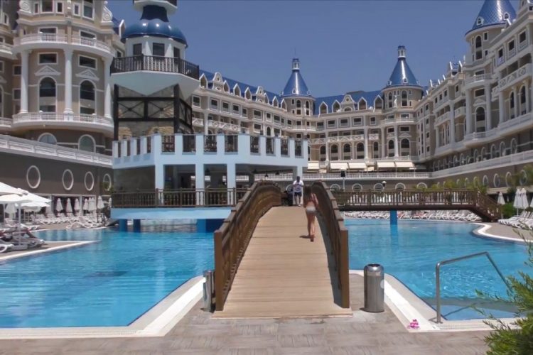 Маму погибшей в Турции девочки из РФ обвиняют в трагедии