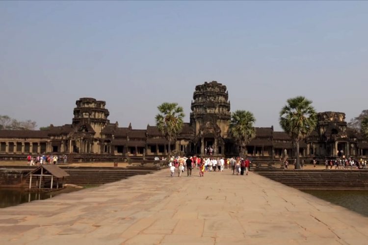 В Камбодже задержали мужчин, которые изнасиловали туристку из Франции